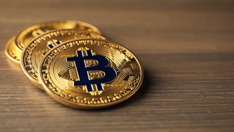 بيتكوين تسجل أدنى مستوى منذ 2024