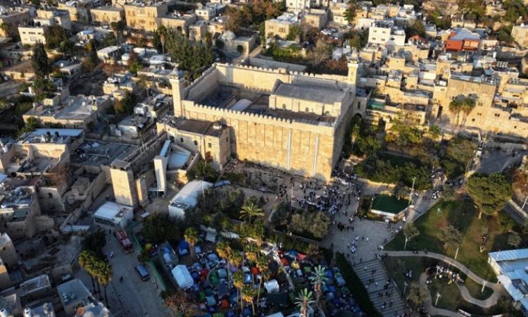 الاحتلال الصهيوني يقتحم برفقة مستوطنين مسجد "الرأس" في الخليل