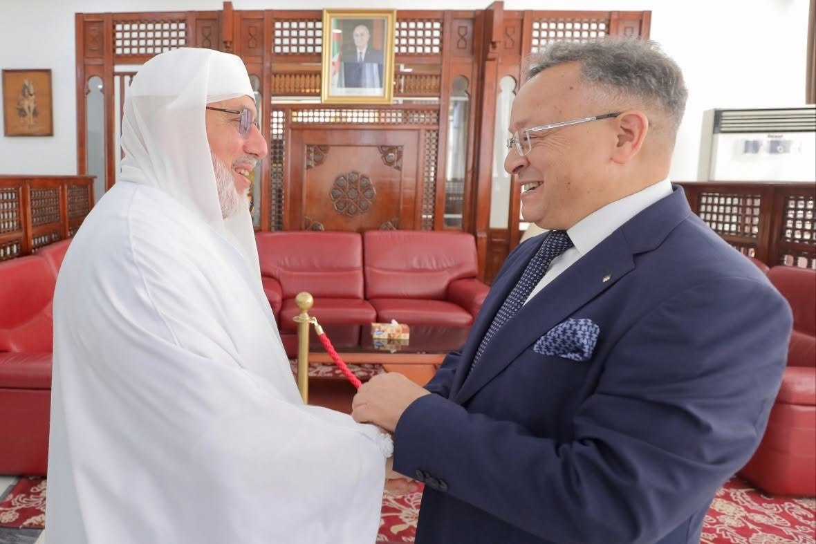 بتكليف من الرئيس الجزائري.. عميد جامع الجزائر ووزير التعليم العالي يغادران إلى لندن في زيارة رسمية