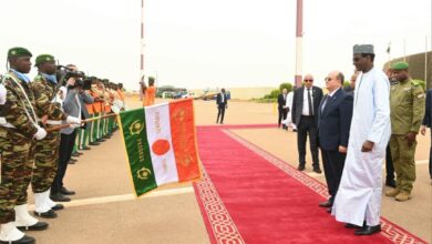 الوزير الأول الجزائري يغادر نيامي عقب زيارة رسمية إلى النيجر