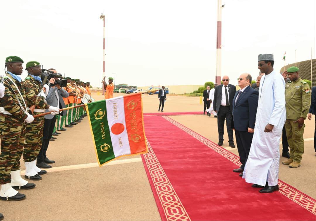 الوزير الأول الجزائري يغادر نيامي عقب زيارة رسمية إلى النيجر