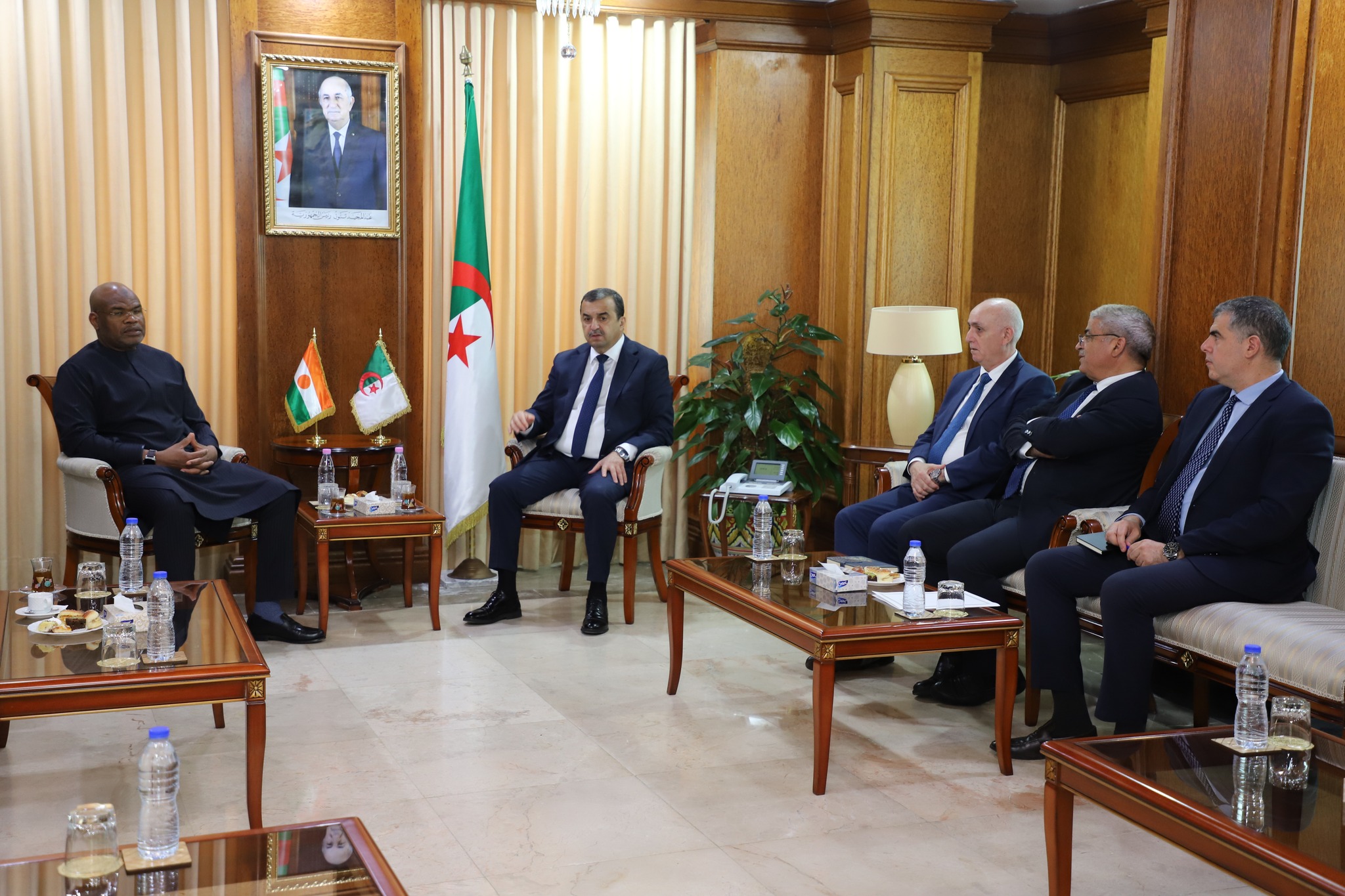 وزير الدولة، وزير المحروقات الجزائري يجري محادثات تعاون مع نظيره النيجري في مجال المحروقات