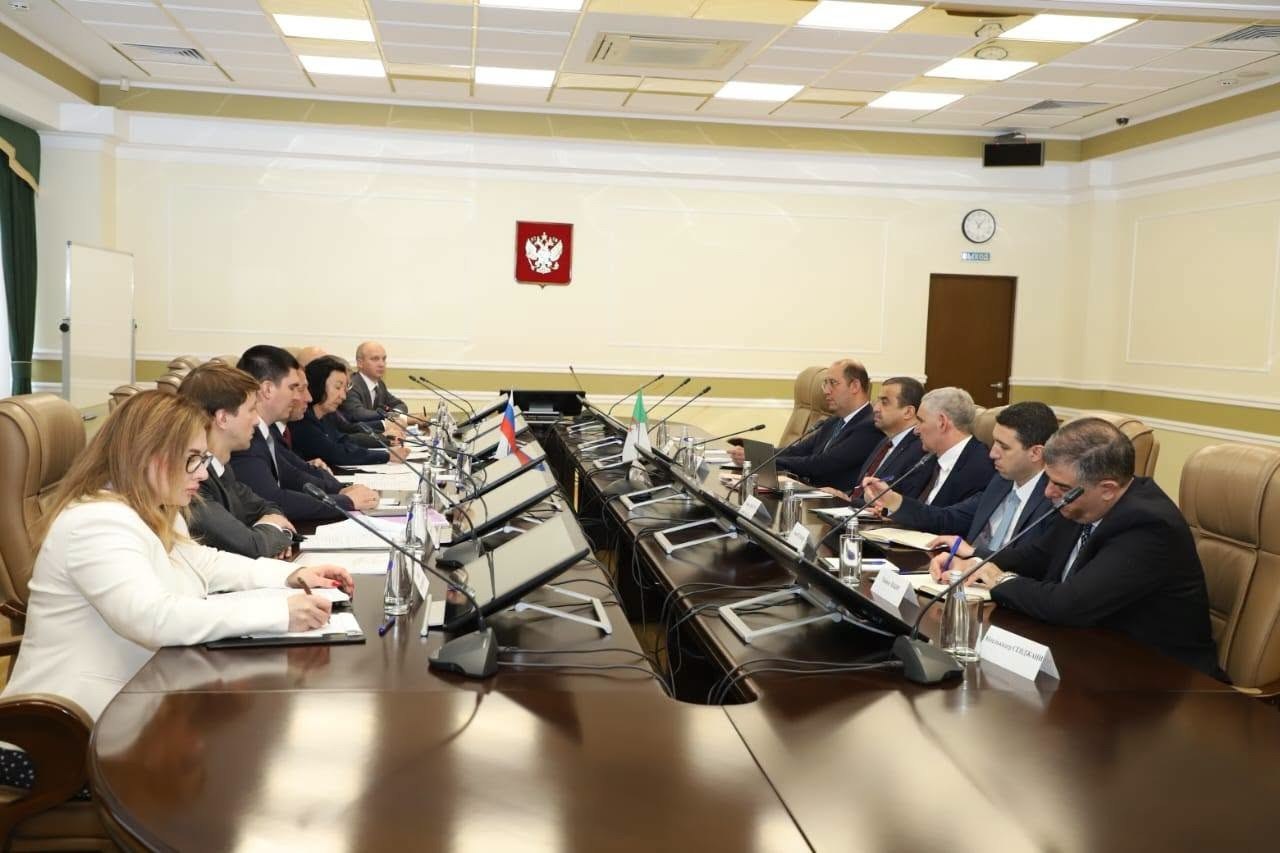 وزير الدولة، وزير المحروقات الجزائري يجري محادثات مع وزير الموارد الطبيعية والبيئة الروسي بموسكو