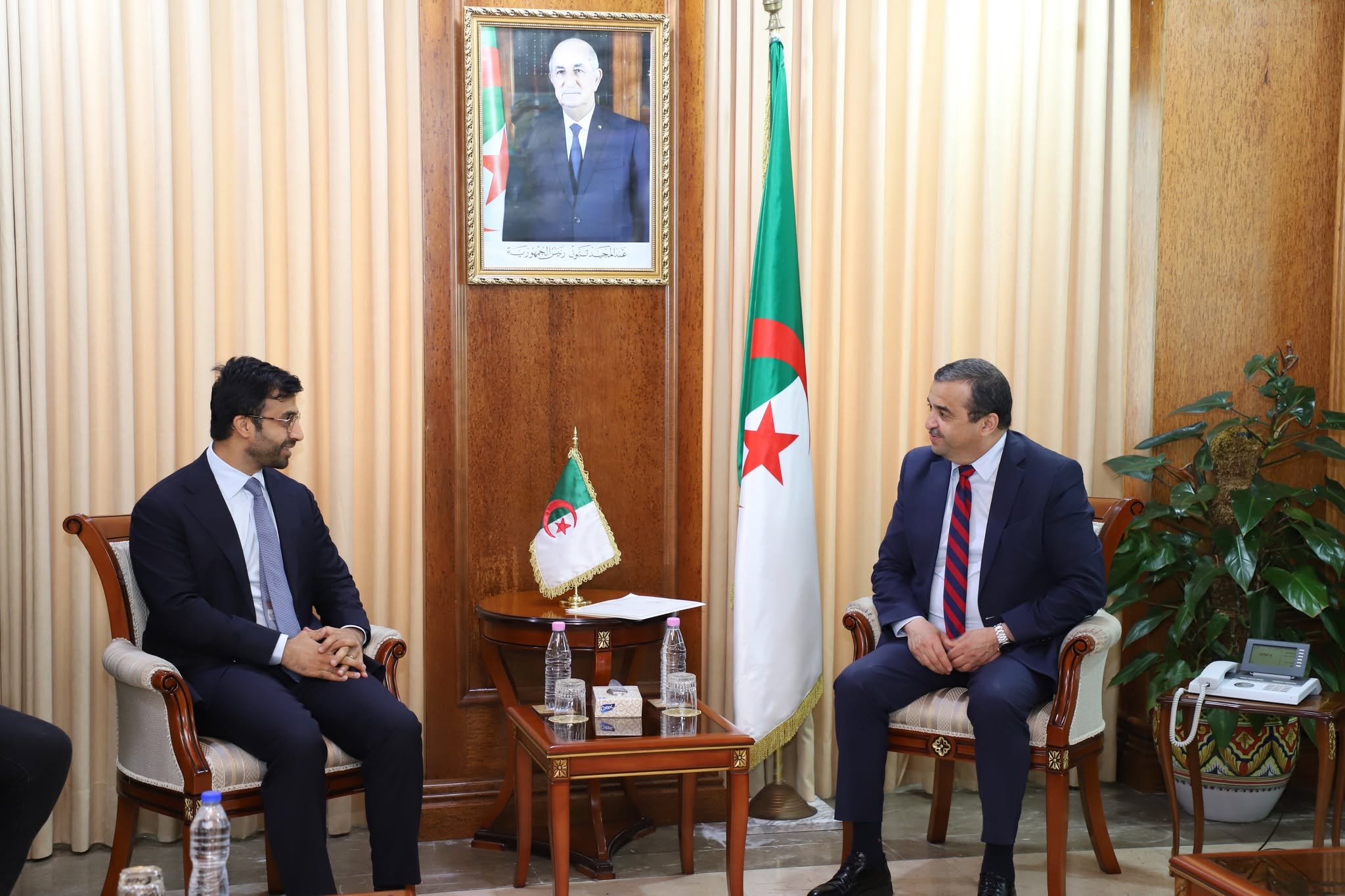 وزير المحروقات الجزائري يجري محادثات مع الرئيس التنفيذي لشركة ستيرلينغ أويل الهندية