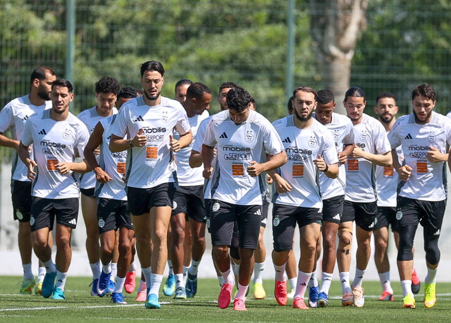 منتخب الجزائر يجري حصة تدريبية بملعب فينود مساء اليوم الثلاثاء