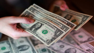 استقرار الدولار وتراجع الجنيه الإسترليني قبل أول اجتماع للمركزي الأمريكي برئاسة وارش