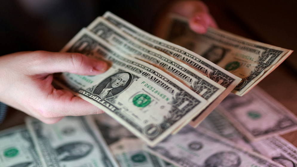 استقرار الدولار وتراجع الجنيه الإسترليني قبل أول اجتماع للمركزي الأمريكي برئاسة وارش