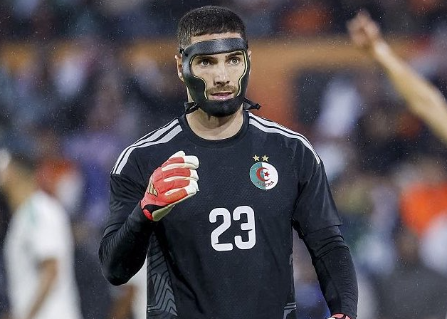 حارس منتخب الجزائر لوكا زيدان يتألق في مواجهة هولندا الودّية