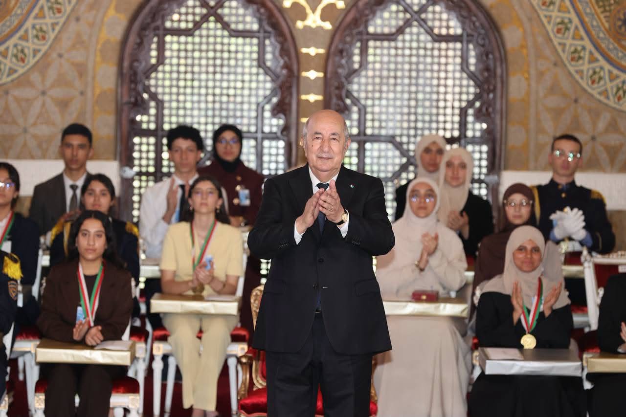 الرئيس الجزائري يشرف على مراسم تكريم الناجحين في شهادتي التعليم المتوسط والبكالوريا