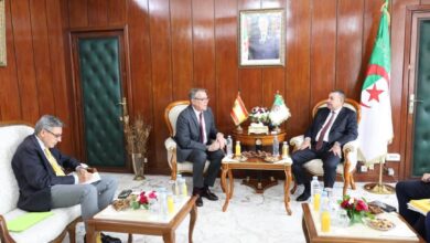 وزير الداخلية الجزائري يستقبل السفير الإسباني