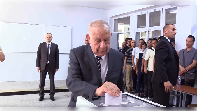تشريعيات 02 جويلية بالجزائر.. الفريق أول السعيد شنقريحة يؤدي واجبه الانتخابي