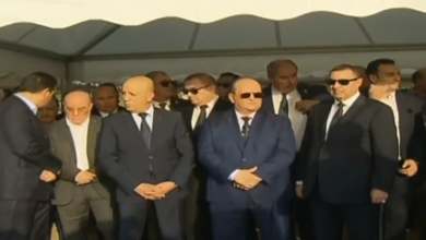 الوزير الأول وأعضاء من الحكومة الجزائرية يشاركون في تشييع جنازة ضحايا حريق مؤسسة الطفولة المسعفة بالمحمدية