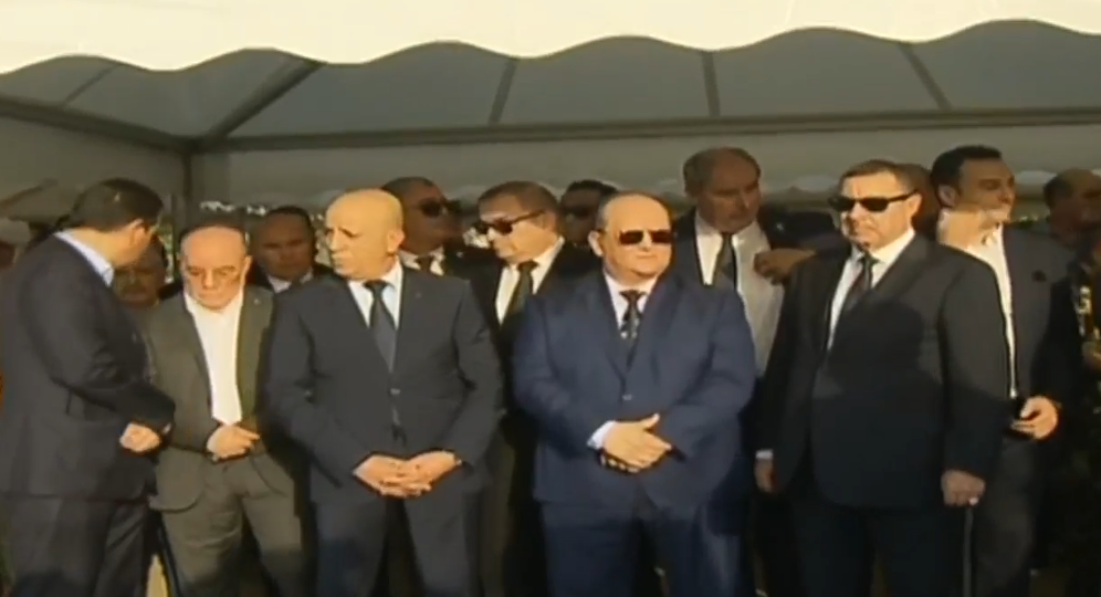 الوزير الأول وأعضاء من الحكومة الجزائرية يشاركون في تشييع جنازة ضحايا حريق مؤسسة الطفولة المسعفة بالمحمدية