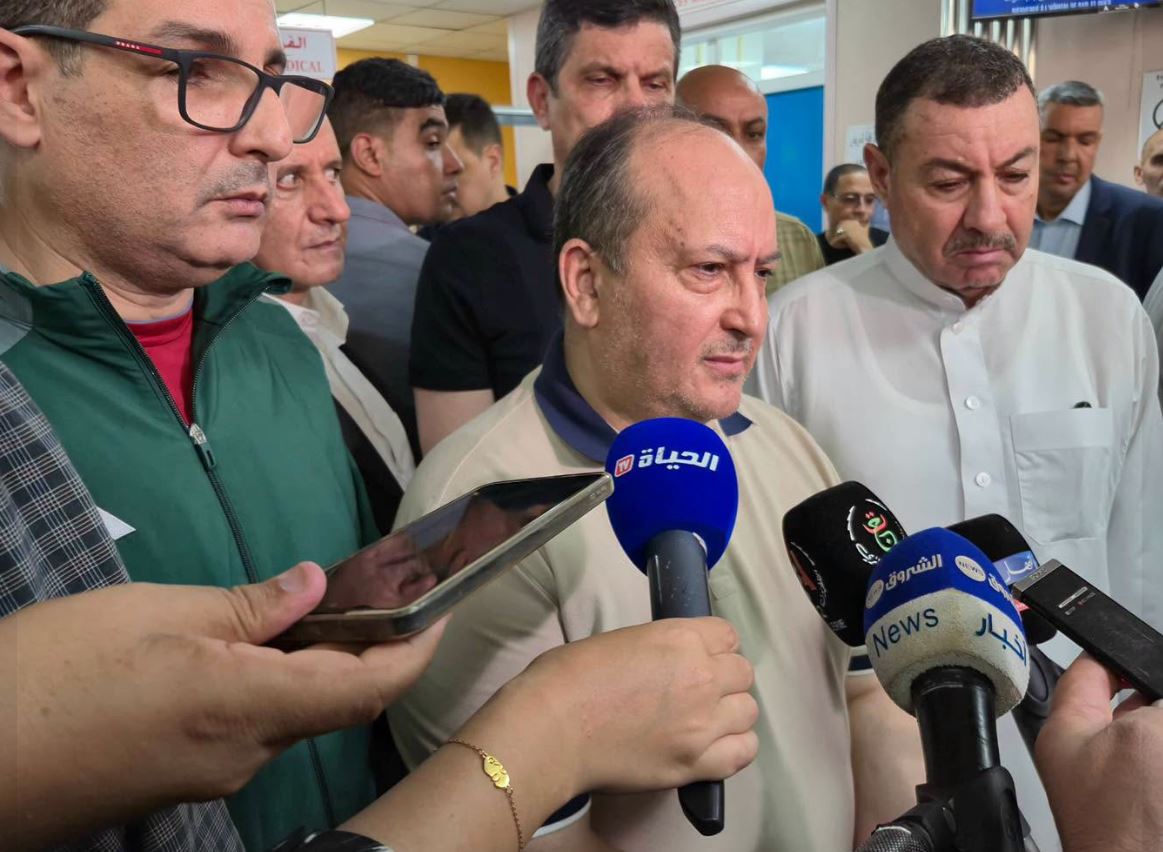الوزير الأول الجزائري مخاطبا الناقلين: "أرواح المسافرين أمانة في أعناقكم"