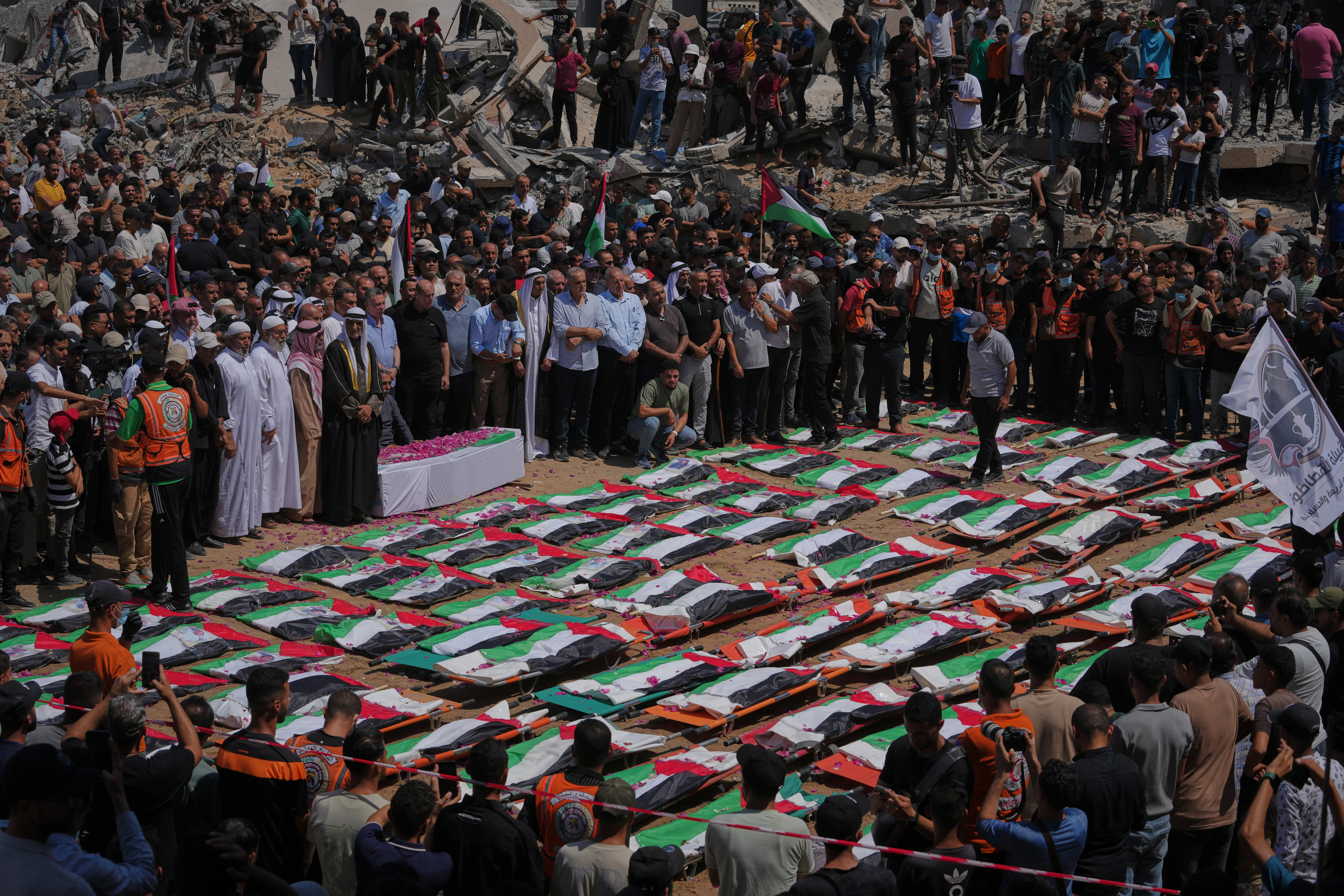 قالت السلطات الفلسطينية إن 308 من أفراد العشيرتين قُتلوا عندما استهدفت الغارات مجموعة من المباني التي كانوا يحتمون بها أثناء نومهم