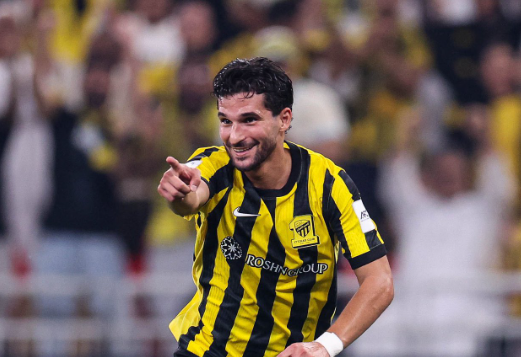 الدولي الجزائري حسام عوار في ثمن نهائي كأس السعودية مع الاتحاد