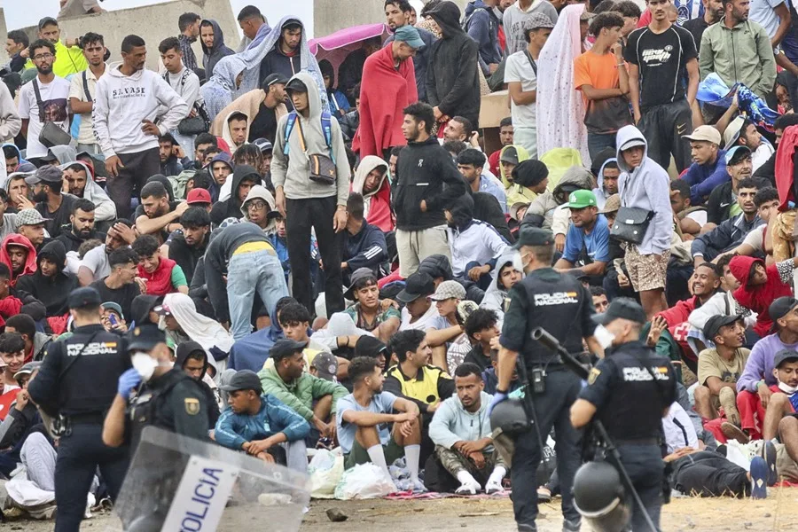 آلاف المهاجرين المغربيين يرفضون مغادرة سبتة إلى بلادهم