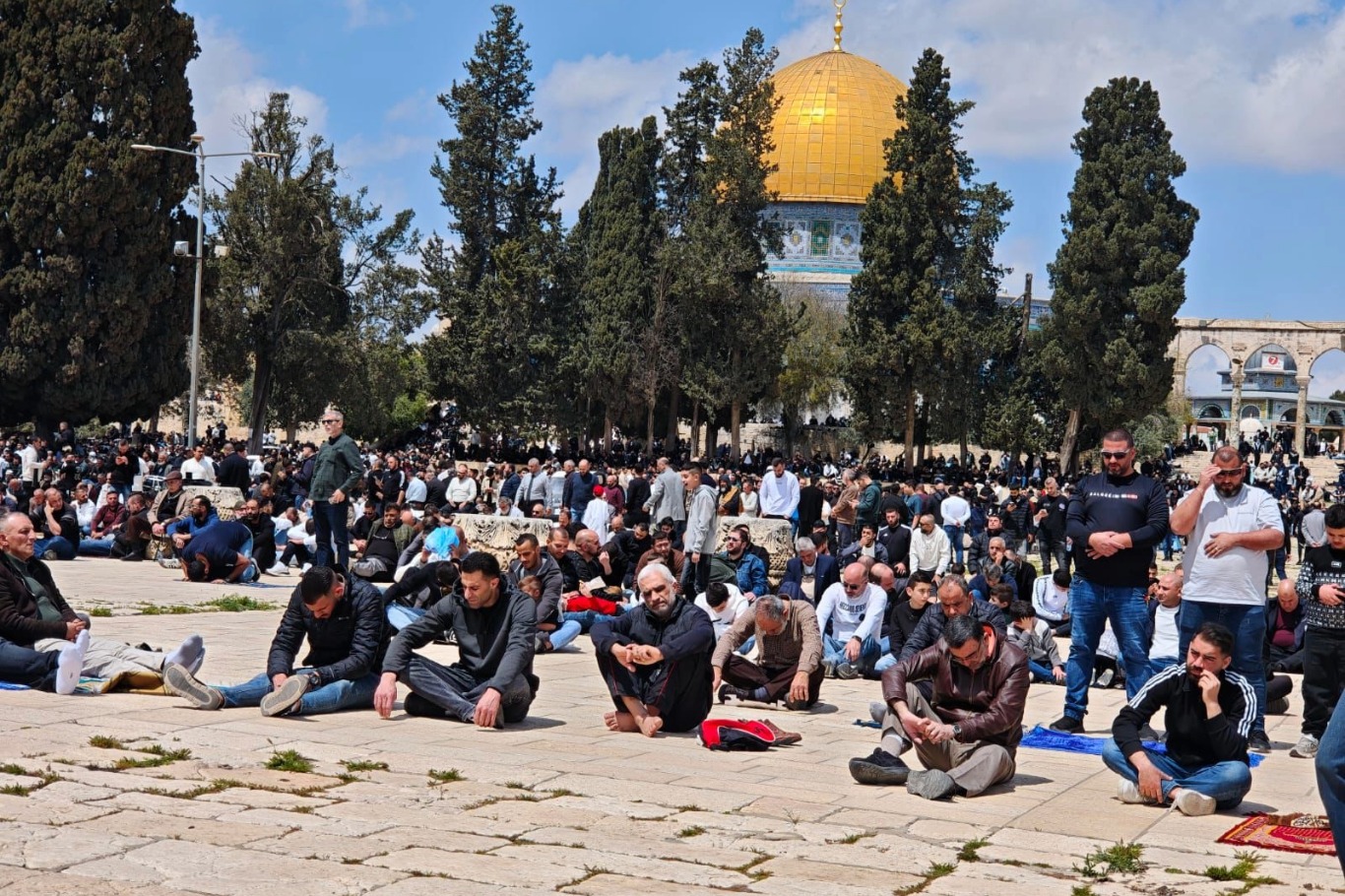 70 ألف فلسطيني يؤدون صلاة الجمعة في المسجد الأقصى وسط تشديدات الاحتلال