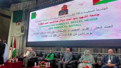 أفادت هيئة عمليات التجارة البحرية البريطانية، اليوم الثلاثاء، بتلقيها بلاغًا بشأن حادثة involving سفينة حاويات وقوات عسكرية في خليج عُمان، موضحة أنها عدّلت تصنيف السفينة بعدما كانت قد أشارت في وقت سابق إلى أنها ناقلة. وفي تطور متصل، رجحت مصادر متخصصة في الأمن البحري أن تكون سفينة الحاويات «فيلا نوفا»، التي ترفع علم بنما، قد تعرضت لإصابة بصاروخ أثناء إبحارها في خليج عُمان. وبحسب تقييمات أولية أوردتها مجموعة فانجارد البريطانية لإدارة المخاطر البحرية ومصدر أمني بحري في تقريرين منفصلين، وقعت الحادثة على مسافة تقارب 71 ميلًا بحريًا قبالة السواحل الباكستانية. ولا تزال ملابسات الحادثة والجهة المسؤولة عن إطلاق الصاروخ غير واضحة، في انتظار مزيد من المعلومات والتحقيقات بشأن الواقعة.