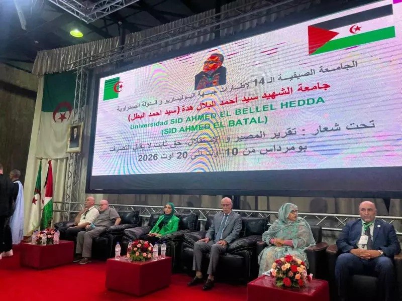 أفادت هيئة عمليات التجارة البحرية البريطانية، اليوم الثلاثاء، بتلقيها بلاغًا بشأن حادثة involving سفينة حاويات وقوات عسكرية في خليج عُمان، موضحة أنها عدّلت تصنيف السفينة بعدما كانت قد أشارت في وقت سابق إلى أنها ناقلة. وفي تطور متصل، رجحت مصادر متخصصة في الأمن البحري أن تكون سفينة الحاويات «فيلا نوفا»، التي ترفع علم بنما، قد تعرضت لإصابة بصاروخ أثناء إبحارها في خليج عُمان. وبحسب تقييمات أولية أوردتها مجموعة فانجارد البريطانية لإدارة المخاطر البحرية ومصدر أمني بحري في تقريرين منفصلين، وقعت الحادثة على مسافة تقارب 71 ميلًا بحريًا قبالة السواحل الباكستانية. ولا تزال ملابسات الحادثة والجهة المسؤولة عن إطلاق الصاروخ غير واضحة، في انتظار مزيد من المعلومات والتحقيقات بشأن الواقعة.