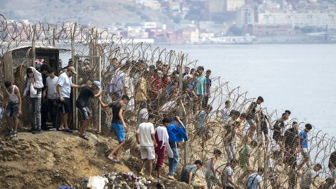 موجة هجرة غير مسبوقة من المغرب نحو سبتة الإسبانية