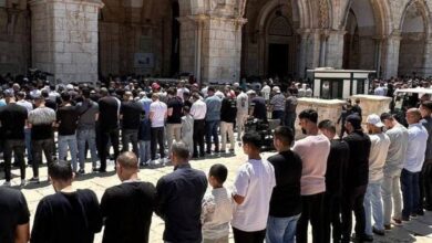 عشرات الآلاف من الفلسطينيين يتحدون قيود الاحتلال ويؤدون صلاة الجمعة في الأقصى