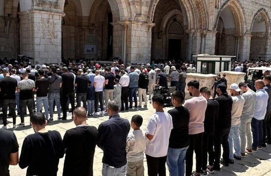 عشرات الآلاف من الفلسطينيين يتحدون قيود الاحتلال ويؤدون صلاة الجمعة في الأقصى