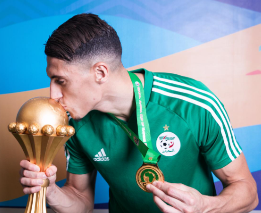 بطل إفريقيا مع "الخضر" مهدي طاهرات يعلن اعتزاله عن عمر 36 عاما