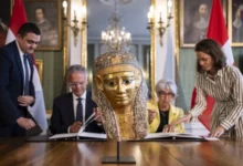 مصر تسترجع من سويسرا قناع مومياء ذهبي يعود إلى القرن الثاني قبل الميلاد