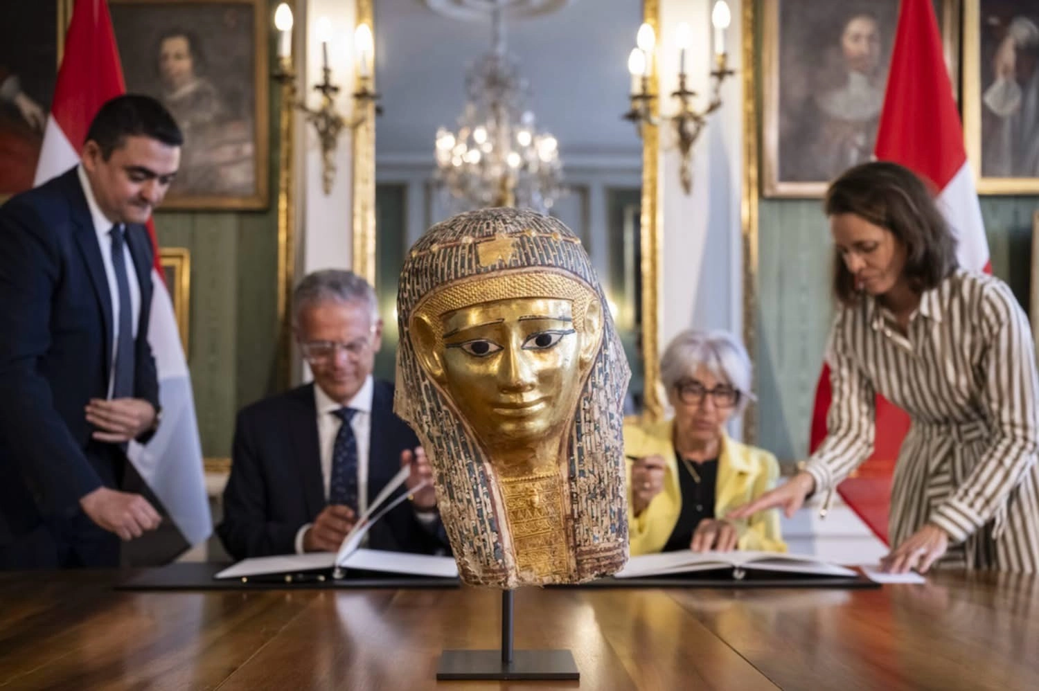 مصر تسترجع من سويسرا قناع مومياء ذهبي يعود إلى القرن الثاني قبل الميلاد