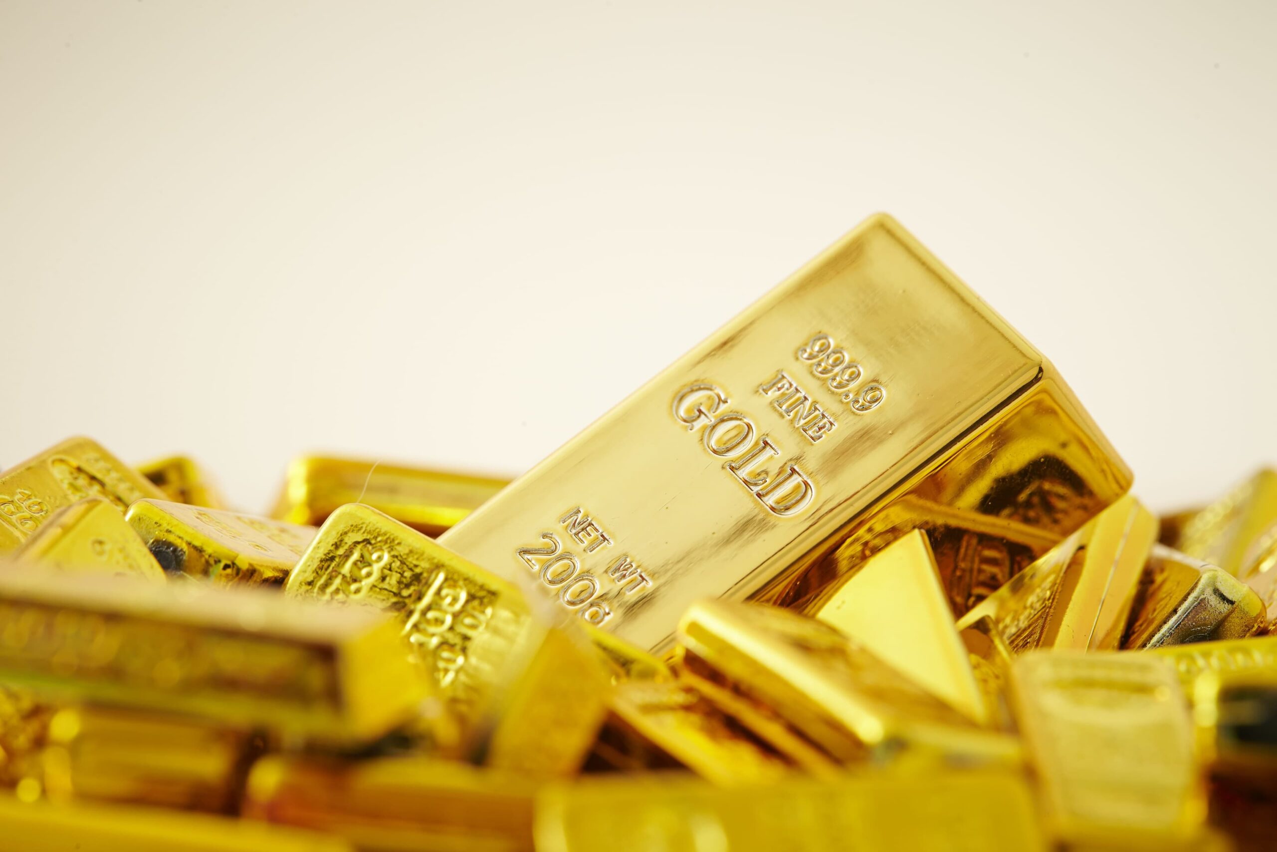 الذهب يتراجع لأدنى مستوى في أسبوع وسط توقعات برفع أسعار الفائدة