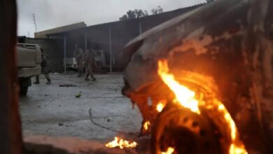 مصرع 16 شخصا بينهم رجال شرطة إثر انفجار سيارة مفخخة بباكستان