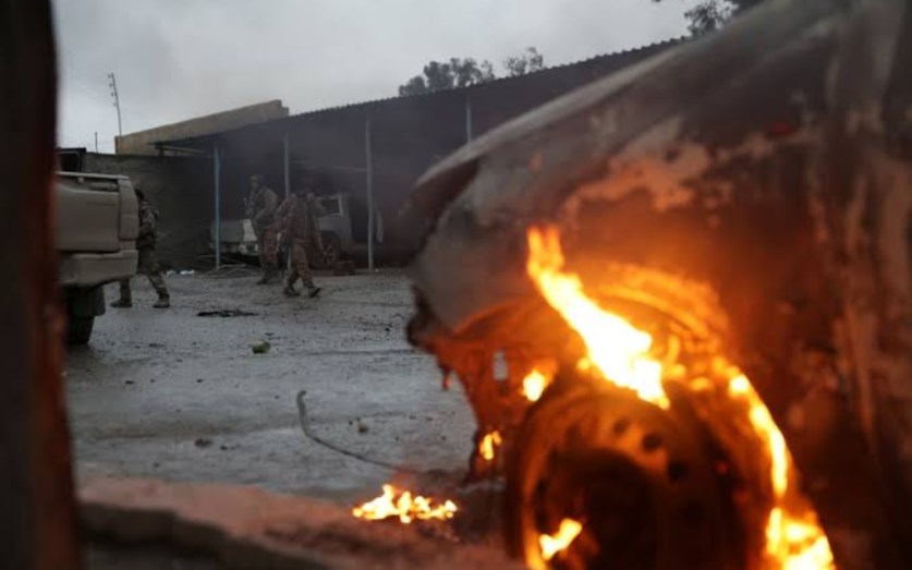 مصرع 16 شخصا بينهم رجال شرطة إثر انفجار سيارة مفخخة بباكستان