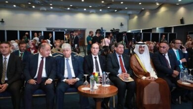 أكد مشاركون في ندوة رفيعة المستوى لاتحاد المجالس الاقتصادية والاجتماعية العربية، اليوم، أن تسريع التحول الرقمي بات شرطا أساسيا لاندماج وتكامل الدول العربية مع الاقتصاد العالمي ورافعة رئيسية للتنمية المستدامة. وأوضح رئيس الاتحاد ورئيس المجلس الوطني الاقتصادي والاجتماعي، محمد بوخاري، خلال اللقاء، أن معايير التكامل الاقتصادي تجاوزت حجم التبادل التجاري التقليدي لتعتمد على إزالة قيود التدفقات الرقمية، ربط أنظمة الدفع، وتسهيل تبادل البيانات الآمن. وأضاف أن تقنيات الذكاء الاصطناعي والتجارة الإلكترونية والتكنولوجيا المالية أصبحت المحدد الفعلي للميزة التنافسية للبلدان ومواقعها الدولية. ودعا بوخاري إلى تجاوز مرحلة صياغة الاستراتيجيات مثل "الرؤية العربية للاقتصاد الرقمي" نحو التنفيذ العملي وتحويل الترابط الشبكي إلى قيمة اقتصادية ملموسة تعيد تشكيل الإنتاجية وفرص العمل في المنطقة. من جانبه، شدد المدير العام لمنظمة العمل العربية، فايز علي المطيري، على أن الثورة التكنولوجية والذكاء الاصطناعي يعيدان رسم أسس الاقتصاد وسوق العمل، ما يضع الحكومات والشركاء الاجتماعيين أمام حتمية مواكبة التحولات في المهارات وطبيعة الوظائف المطلوبة. وشهدت الندوة مشاركة قيادات وممثلي المجالس الاقتصادية والاجتماعية العربية، إلى جانب وفود من بلدان إفريقية وخبراء ومتعاملين اقتصاديين.