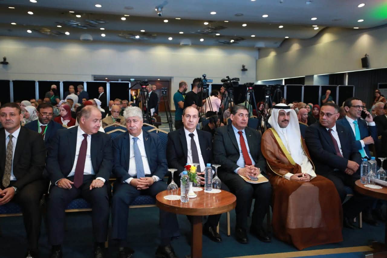 أكد مشاركون في ندوة رفيعة المستوى لاتحاد المجالس الاقتصادية والاجتماعية العربية، اليوم، أن تسريع التحول الرقمي بات شرطا أساسيا لاندماج وتكامل الدول العربية مع الاقتصاد العالمي ورافعة رئيسية للتنمية المستدامة. وأوضح رئيس الاتحاد ورئيس المجلس الوطني الاقتصادي والاجتماعي، محمد بوخاري، خلال اللقاء، أن معايير التكامل الاقتصادي تجاوزت حجم التبادل التجاري التقليدي لتعتمد على إزالة قيود التدفقات الرقمية، ربط أنظمة الدفع، وتسهيل تبادل البيانات الآمن. وأضاف أن تقنيات الذكاء الاصطناعي والتجارة الإلكترونية والتكنولوجيا المالية أصبحت المحدد الفعلي للميزة التنافسية للبلدان ومواقعها الدولية. ودعا بوخاري إلى تجاوز مرحلة صياغة الاستراتيجيات مثل "الرؤية العربية للاقتصاد الرقمي" نحو التنفيذ العملي وتحويل الترابط الشبكي إلى قيمة اقتصادية ملموسة تعيد تشكيل الإنتاجية وفرص العمل في المنطقة. من جانبه، شدد المدير العام لمنظمة العمل العربية، فايز علي المطيري، على أن الثورة التكنولوجية والذكاء الاصطناعي يعيدان رسم أسس الاقتصاد وسوق العمل، ما يضع الحكومات والشركاء الاجتماعيين أمام حتمية مواكبة التحولات في المهارات وطبيعة الوظائف المطلوبة. وشهدت الندوة مشاركة قيادات وممثلي المجالس الاقتصادية والاجتماعية العربية، إلى جانب وفود من بلدان إفريقية وخبراء ومتعاملين اقتصاديين.
