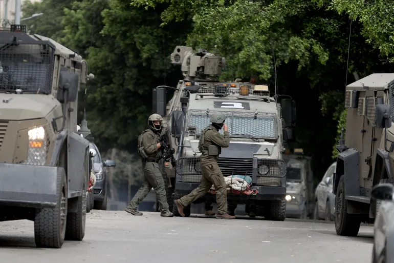 قوات الاحتلال الصهيوني تعتقل 29 فلسطينيا من الضفة الغربية