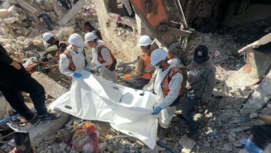 الدفاع المدني الفلسطيني يواصل عمليات انتشال الجثث في غزة