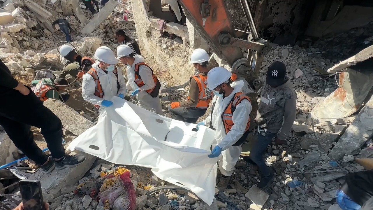 الدفاع المدني الفلسطيني يواصل عمليات انتشال الجثث في غزة