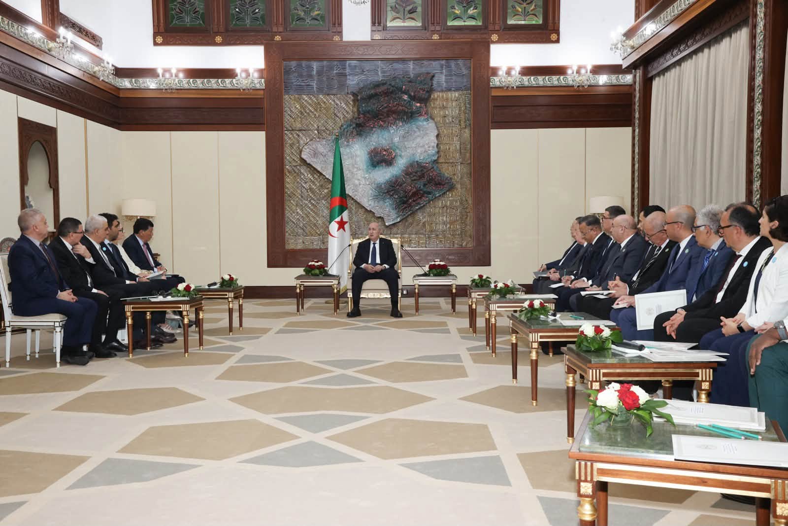 الرئيس الجزائري يستقبل أعضاء المجلس الأعلى للجالية العلمية الوطنية بالخارج